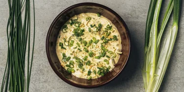 Karhunlaukka tuo juustocremen rinnalle hienostunutta, hiukan valkosipulin suuntaan taittavaa aromia.