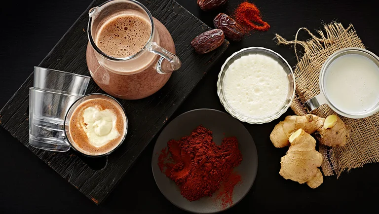 Varm kakao sødet med dadler og ingefærflødeskum