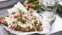 Knäckemacka med cottage cheese och rädisor