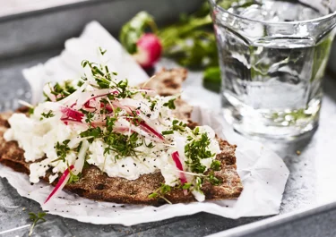 Knäckemacka med cottage cheese och rädisor