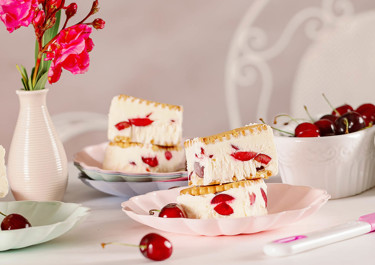 Παγωτό σάντουιτς βανίλια - κεράσι