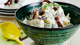 Potatissallad med oliver och rucola