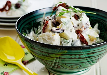 Potatissallad med oliver och rucola