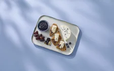 Bringebærvinaigrette og blåmuggost på surdeigsbrød
