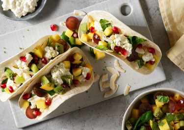 Minitacos med fruktsallad och cottage cheese