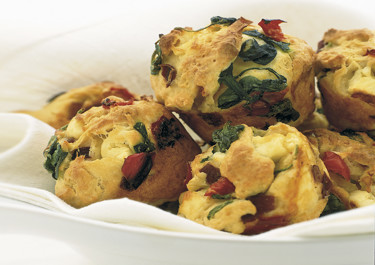 Muffins med ost och grönsaker