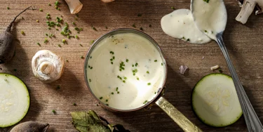 Helposti valmistuva ja muunneltava juustokastike on ammattikeittiön luottoresepti.