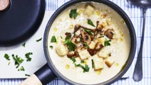 Potatis- och purjolökssoppa med vitlökschampinjoner