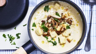 Potatis- och purjolökssoppa med vitlökschampinjoner