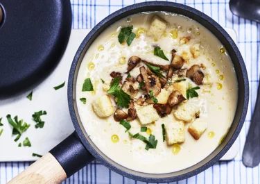 Potatis- och purjolökssoppa med vitlökschampinjoner