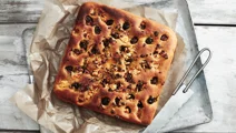 Focaccia med polenta, oliver och ost