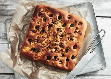 Focaccia med polenta, oliver och ost