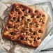 Focaccia med polenta, oliver och ost
