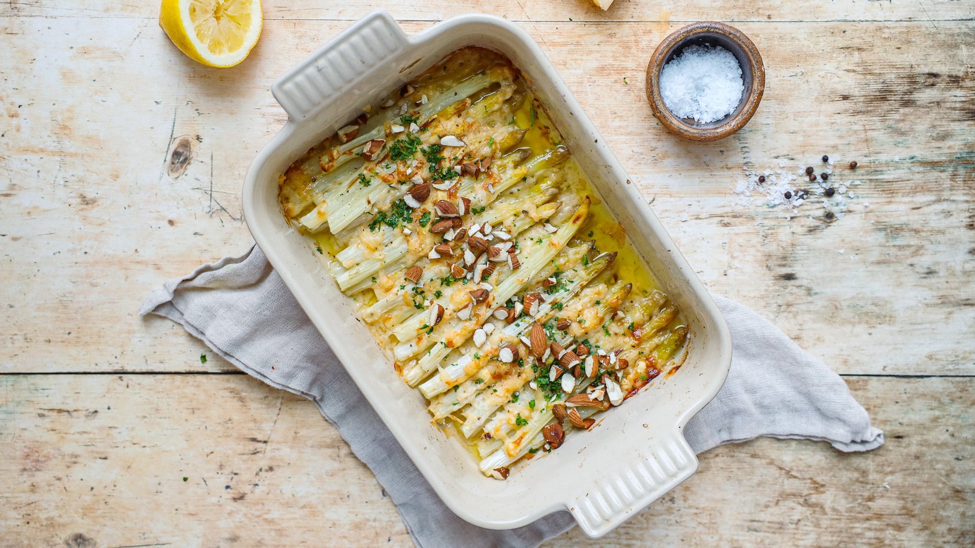 Witte asperges uit de oven met Parmezaan