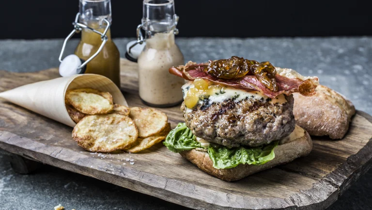 Recette de burger sucré-salé au bleu et ketchup de pommes