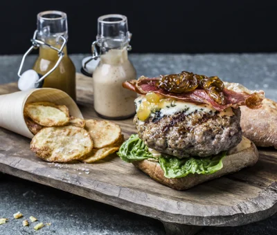 Doskonały Gourmet Burger wieprzowy z serem pleśniowym i jabłkiem
