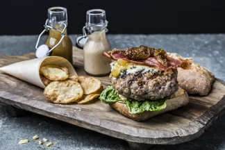 Γλυκόξινο burger με μπλε τυρί και κέτσαπ μήλου