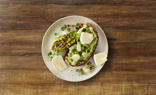 Castello Hvit med grillet salat, ertepuré, bacon og løk