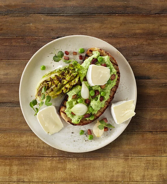 Extra cremiger White mit gegrilltem Salat, Erbsenpüree, Speck und Zwiebeln
