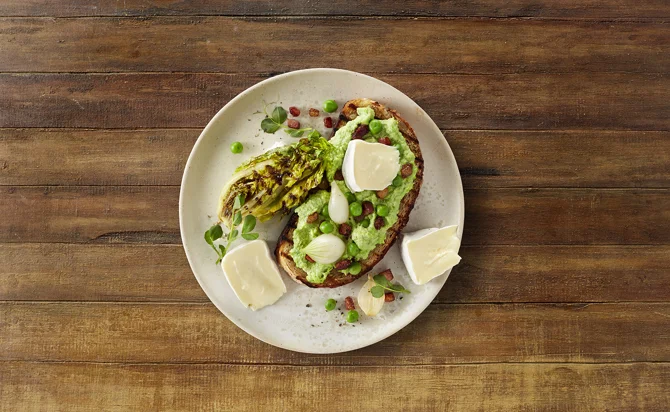 Extra cremiger White mit gegrilltem Salat, Erbsenpüree, Speck und Zwiebeln