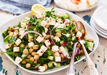 Kikärtssallad med tärnad vitost