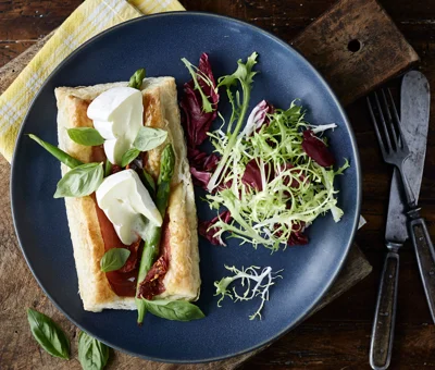 Butterdejstærte med Creamy White, asparges og parmaskinke