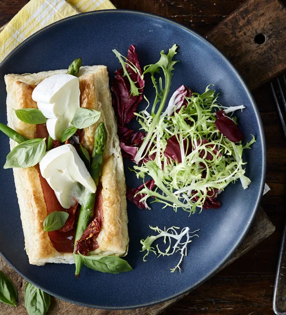 Puff pastry tart with Extra Creamy Brie, asparagus and prosciutto