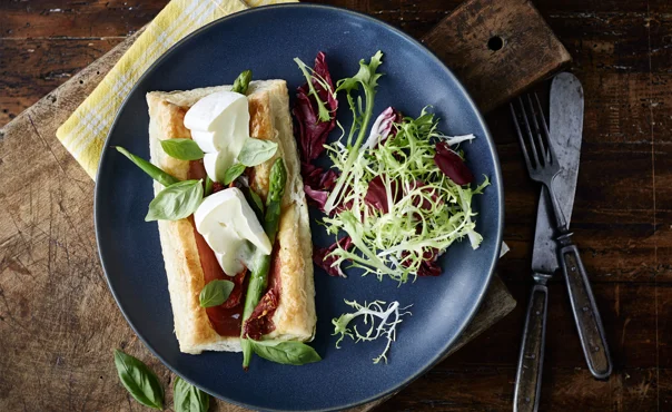 Puff pastry tart with Castello Brie, asparagus & prosciutto