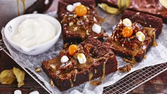 Kladdkaka med marshmallows, pecannötter och salt kolasås