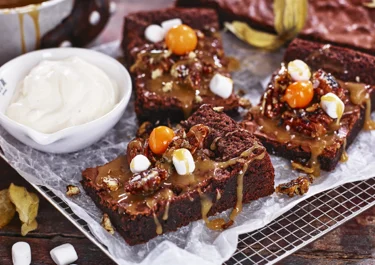 Kladdkaka med marshmallows, pecannötter och salt kolasås