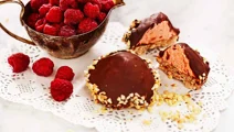 Biskvier med mjölkchoklad och hallon