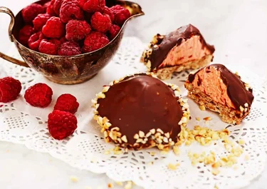 Biskvier med mjölkchoklad och hallon