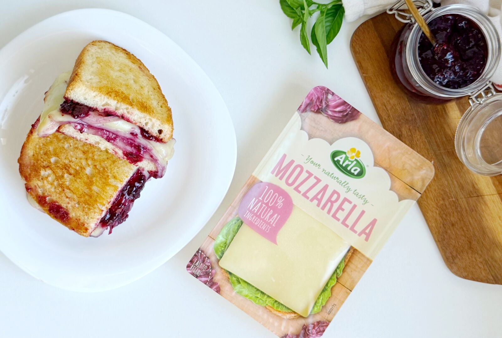 Sándwich de Frutos Rojos con Queso Arla Mozzarella
