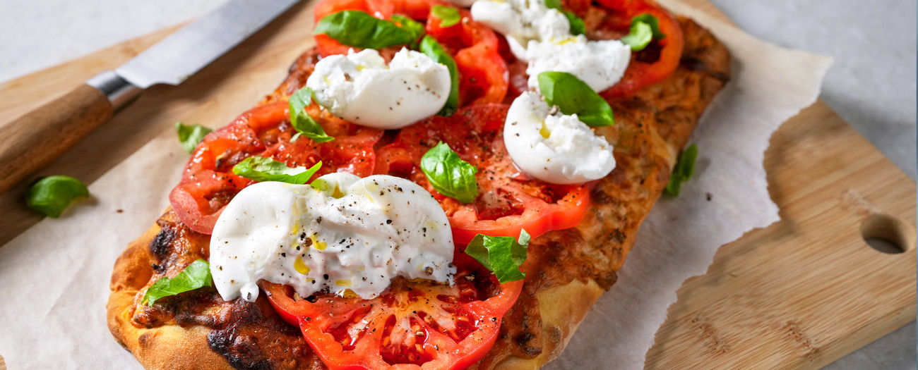 Pinsa med burrata, tomat och basilika