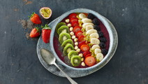 Smoothie bowl med brombær, yoghurt og havregryn