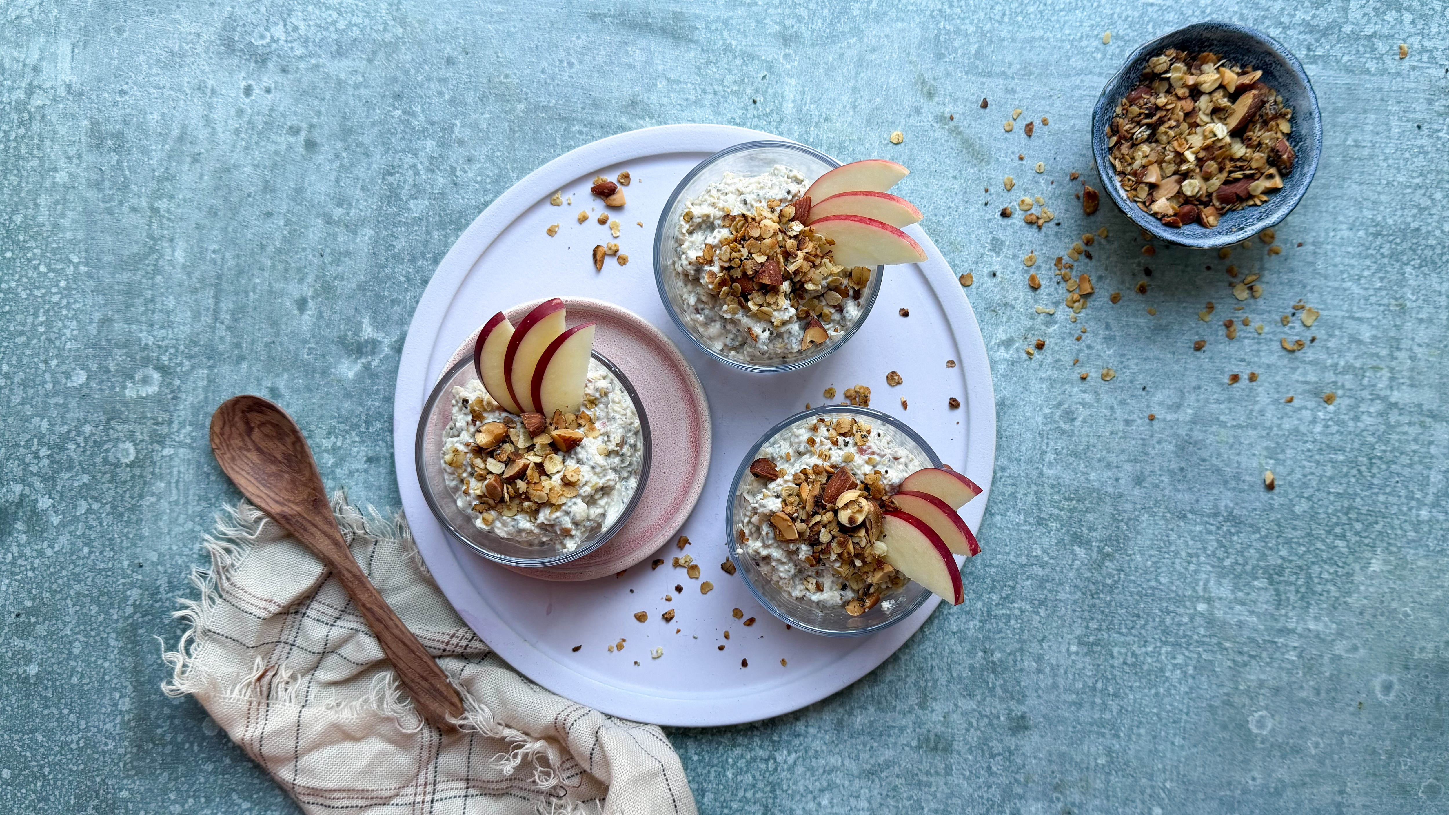 Apple crumble overnight oats 