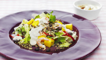 Sallad quinoa tricolore med mango och räkor