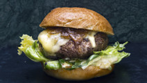 Chefs burger med karamelliserad lök