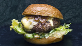 Chefs burger med karamelliserad lök