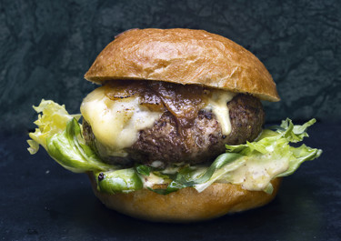 Chefs burger med karamelliserad lök