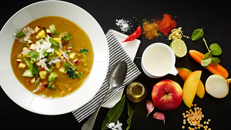 Spicy suppe af gule ærter med broccoli, karry og kokos