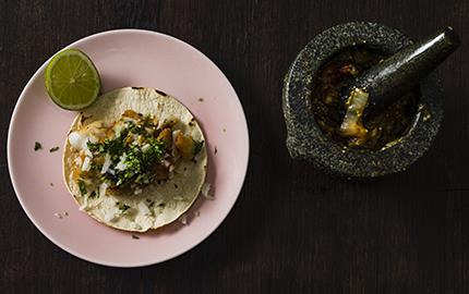 Smulstekt aborre med mortlad salsa