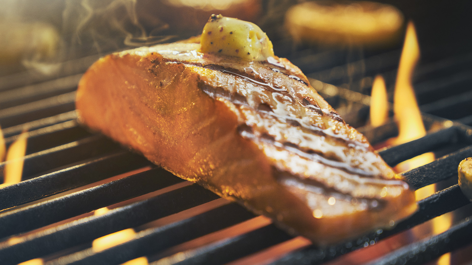 Pepper salmon with grilled lemons 