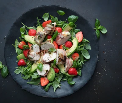 Salad with grilled chicken, strawberries and Cheddar