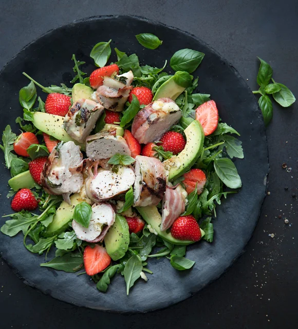Salat mit gegrillter Hähnchenbrust, Erdbeeren und Cheddar