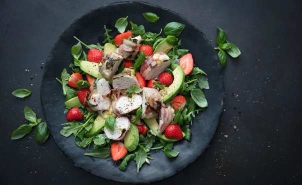 Salat mit gegrillter Hähnchenbrust, Erdbeeren und Cheddar