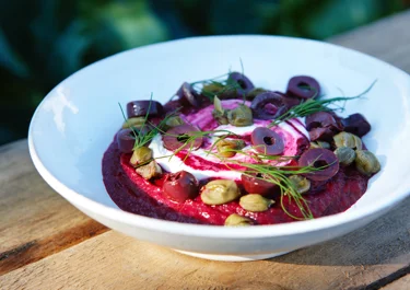 Rödbetskräm med gräddfil och oliver