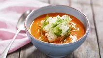 Tomatsoppa med citronmarinerad fänkål