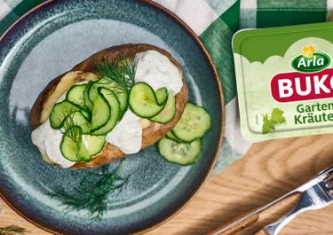 Ofenkartoffel mit Käse, Frischkäse und Gurke