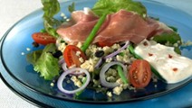 Bulgur-kinkkusalaatti
